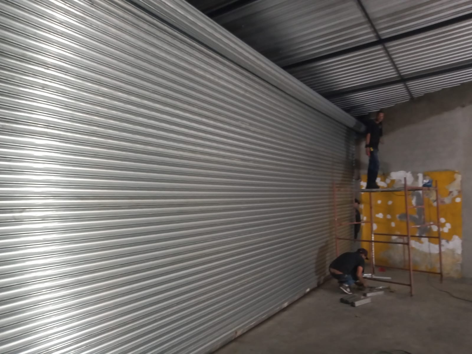 Conserto emergencial de porta de aço